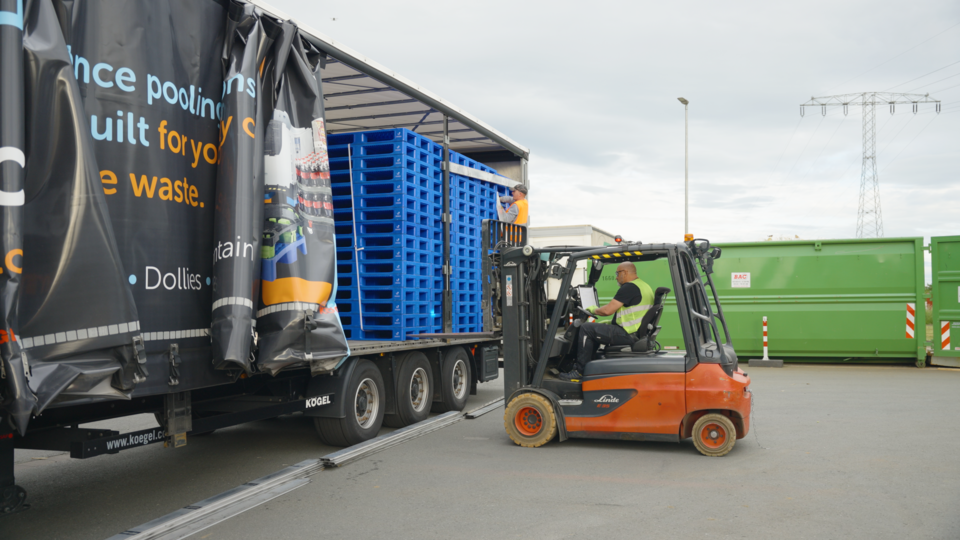 tosca forklift placing pallets on truck