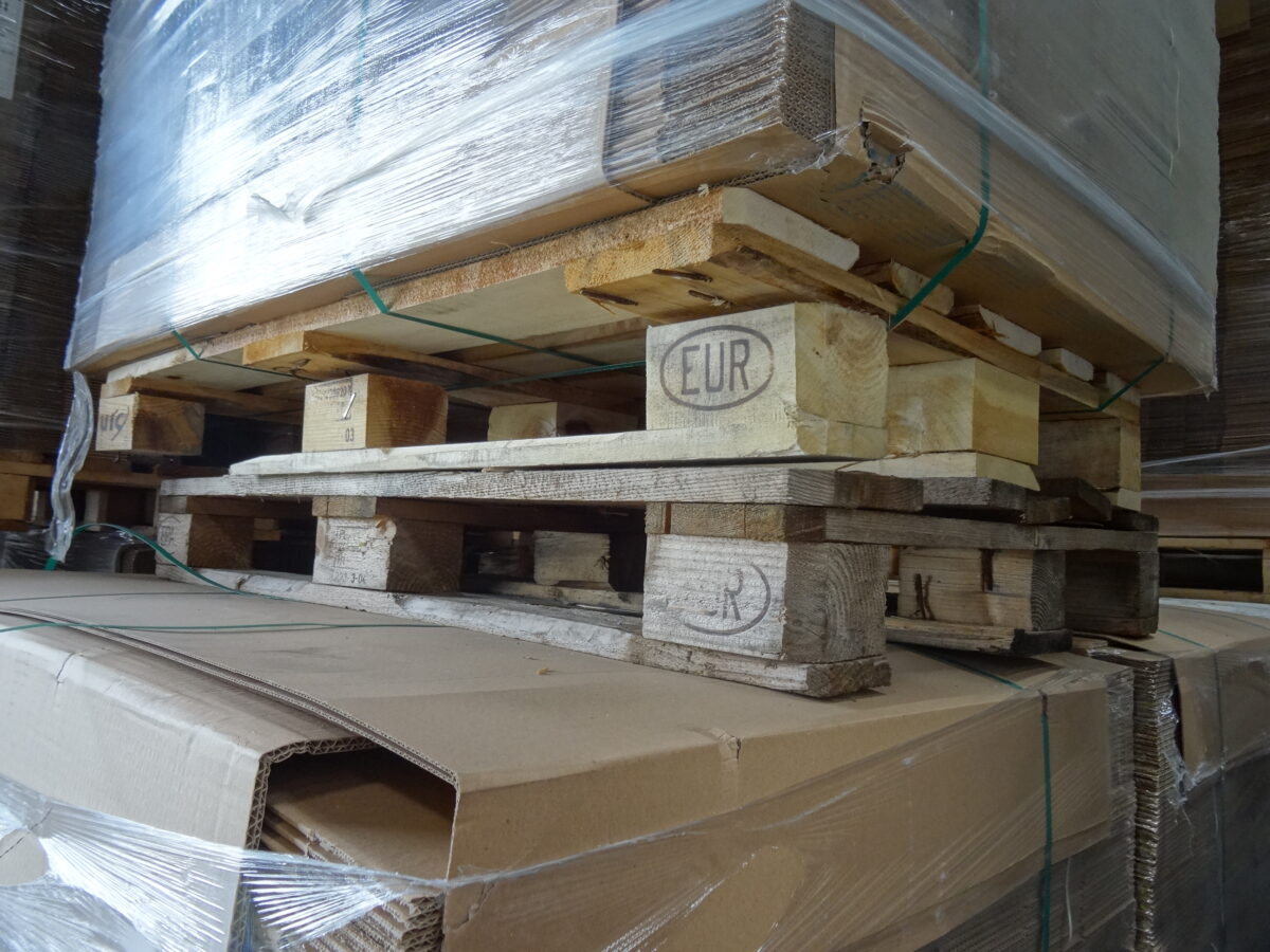 wooden pallets with corrugated reinforced with straps